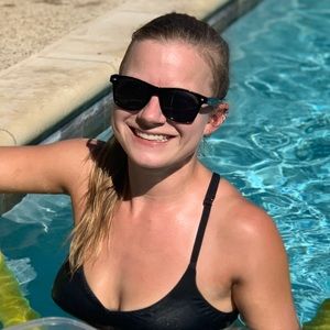 Meet your Posher, Elise